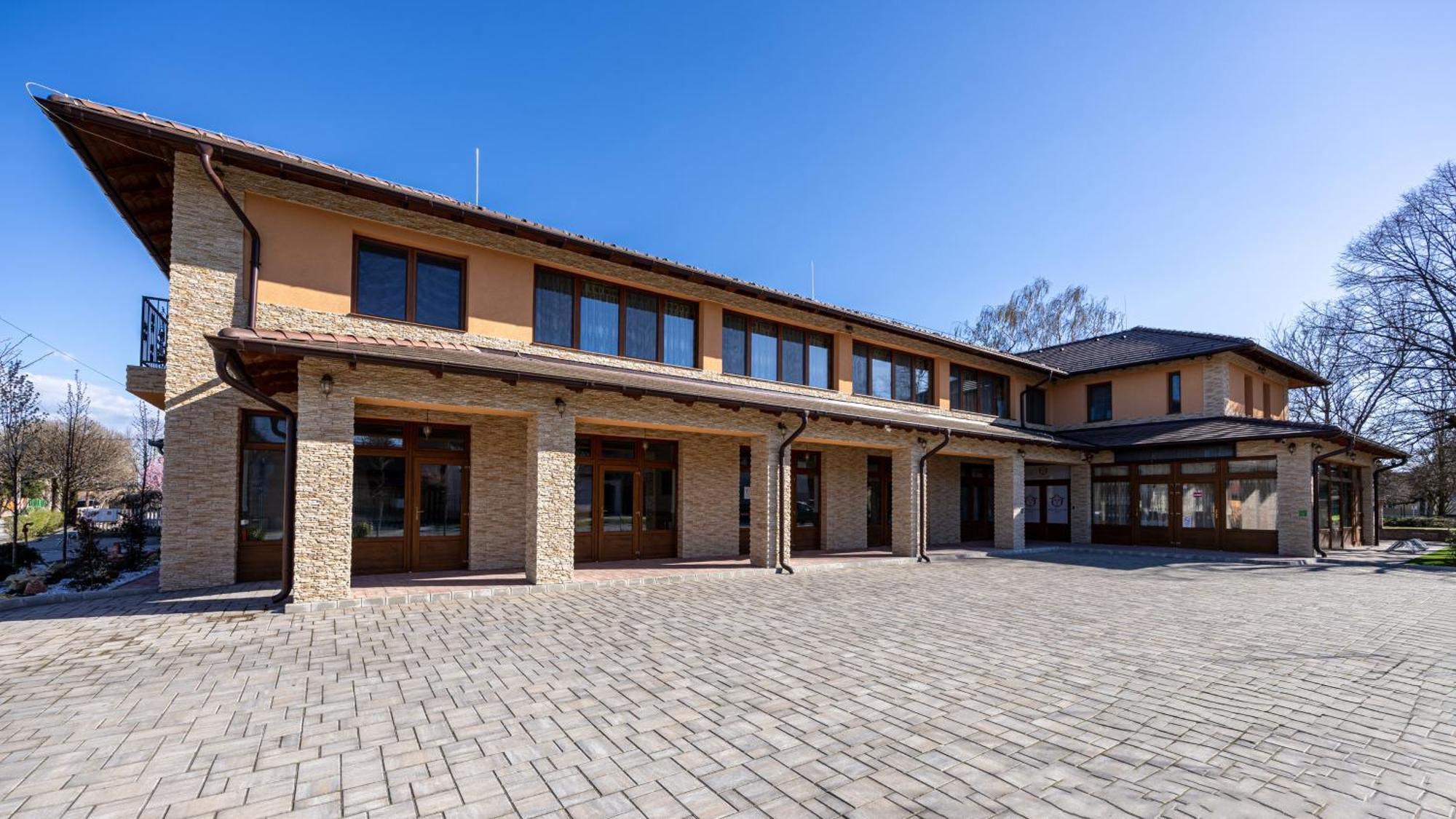 Voeroes Alom Panzio Bed & Breakfast Tiszakecske Exterior photo